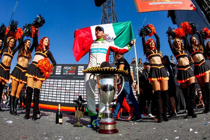 El ganador, Benito Guerra, celebra