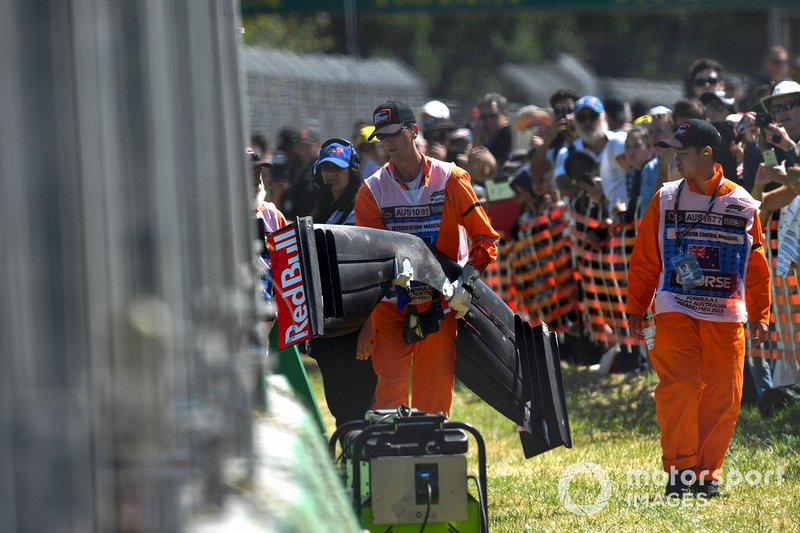 Los oficiales retiran los restos del alerón delantero del auto de Alexander Albon, Toro Rosso STR14