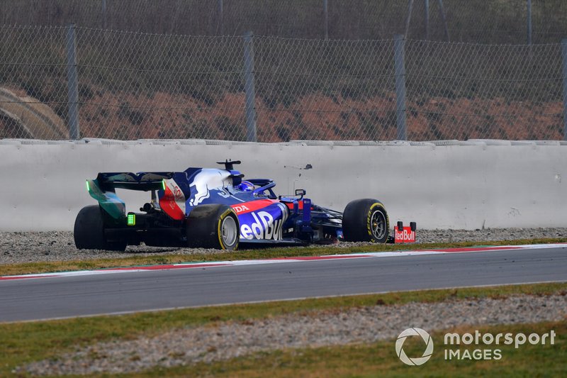 Alex Albon, Scuderia Toro Rosso STR14 si ferma in pista