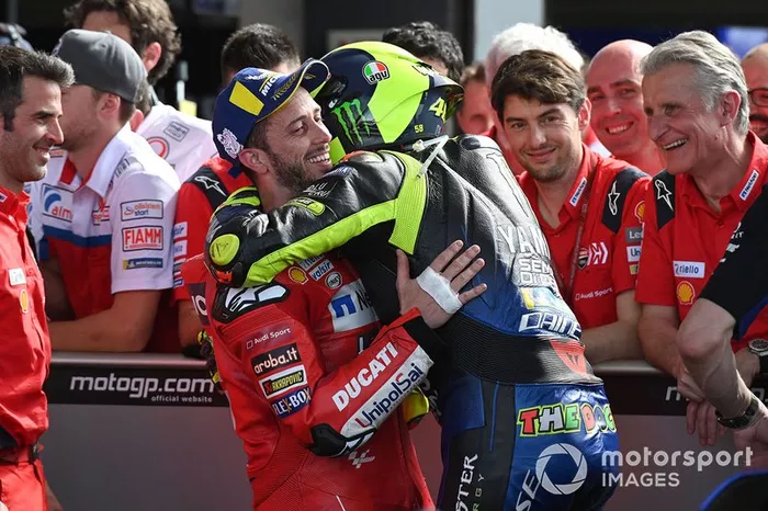 Segundo puesto Valentino Rossi, Yamaha Factory Racing, tercer puesto Andrea Dovizioso, el equipo Ducati celebra en parc ferme