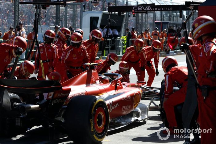 Carlos Sainz, Ferrari SF-24, hace una parada en boxes