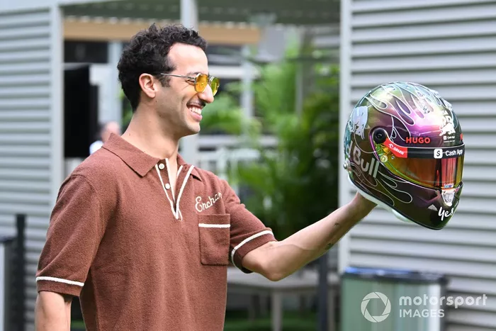 Daniel Ricciardo, Visa Cash App RB F1 Team, tient son casque spécial pour le week-end.
