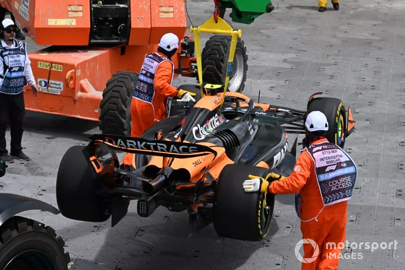 Les commissaires dégagent la voiture de Lando Norris, McLaren MCL38, qui a fait un tête-à-queue dans le premier tour.
