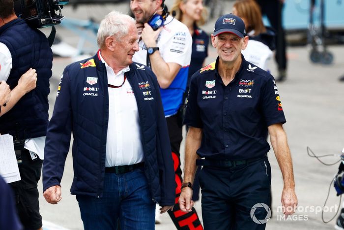 Helmut Marko, Asesor, Red Bull Racing, Adrian Newey, Director de Tecnología, Red Bull Racing, en la ceremonia del podio.