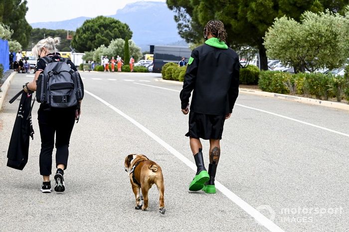Lewis Hamilton, Mercedes con su perro Roscoe