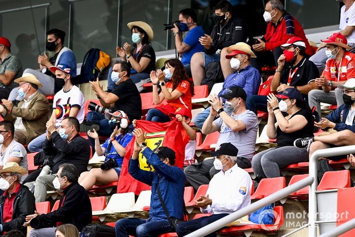 Los fans sentados en las gradas
