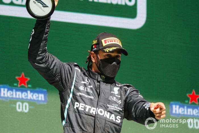 Lewis Hamilton, Mercedes, primo classificato, con il trofeo