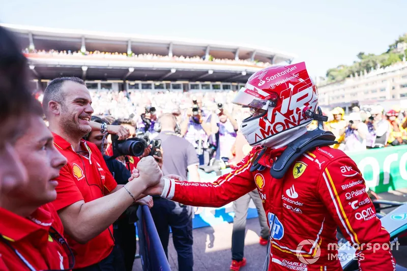 Charles Leclerc, de la Scuderia Ferrari, fête la pole position avec son équipe.