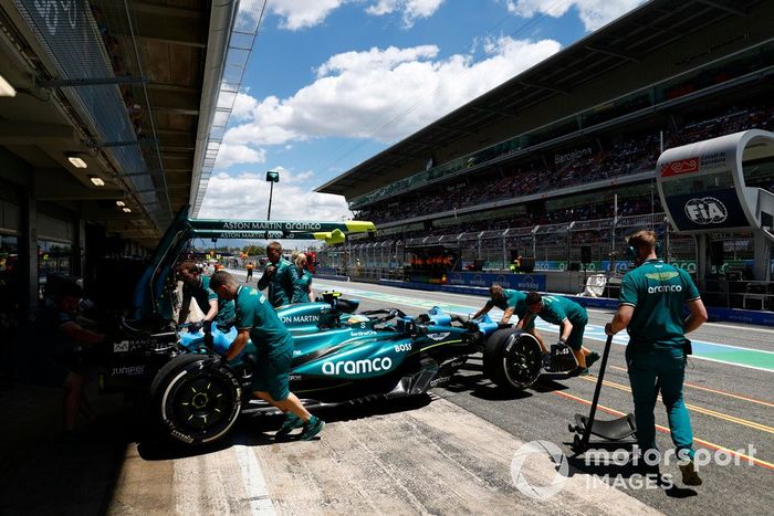 Los mecánicos devuelven a Fernando Alonso, Aston Martin AMR24, al garaje