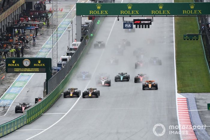 Max Verstappen, Red Bull Racing RB19, Sergio Pérez, Red Bull Racing RB19, Nico Hulkenberg, Haas VF-23, Lando Norris, McLaren MCL60, el resto de la parrilla en la salida del Sprint.