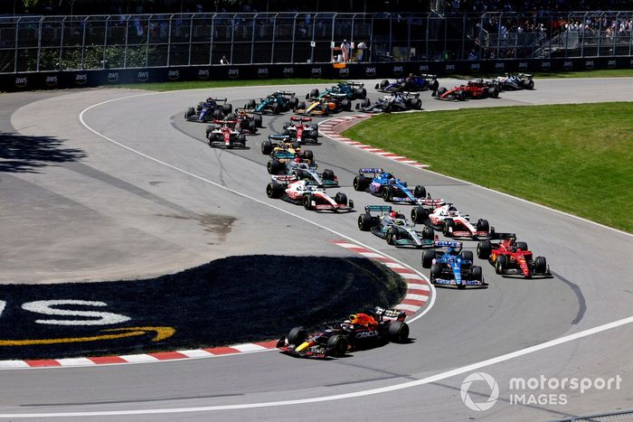 Max Verstappen, Red Bull Racing RB18, Fernando Alonso, Alpine A522, Carlos Sainz, Ferrari F1-75, Lewis Hamilton, Mercedes W13, el resto en la salida