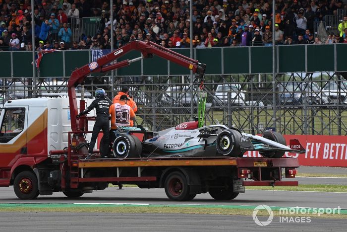 Los comisarios retiran a George Russell, Mercedes W13, con un camión tras un accidente en la primera vuelta