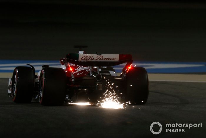 Salen chispas de la parte trasera del coche de Valtteri Bottas, Alfa Romeo C42