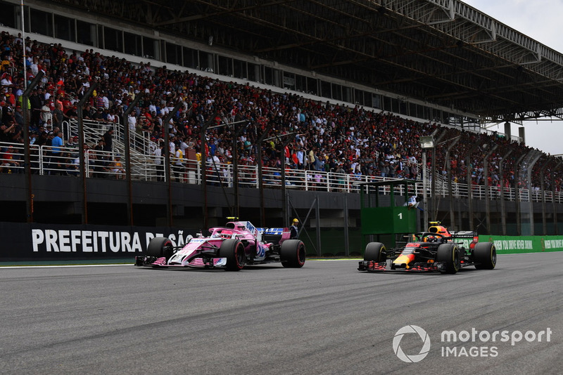 Esteban Ocon, Racing Point Force India VJM11 ve Max Verstappen, Red Bull Racing RB14 yarış mücadelesi