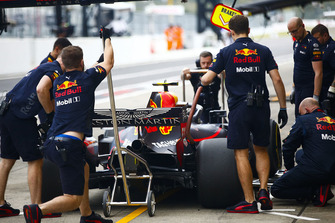 Engineers met de wagen van Max Verstappen, Red Bull Racing RB14, in de pits