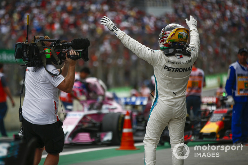 Lewis Hamilton, Mercedes AMG F1, fête sa victoire dans le Parc Fermé