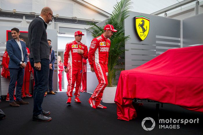 Kimi Raikkonen, Ferrari y Sebastian Vettel, Ferrari revelan la nueva decoración de Ferrari