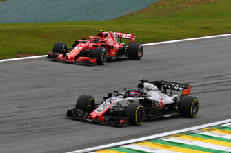 Kimi Raikkonen, Ferrari SF71H et Romain Grosjean, Haas F1 Team VF-18