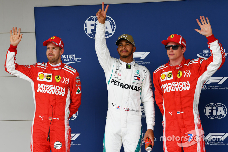 Le poleman Lewis Hamilton, Mercedes AMG F1, le deuxième, Sebastian Vettel, Ferrari, le troisième, Kimi Raikkonen, Ferrari,