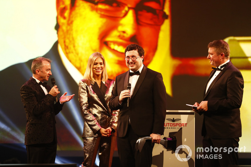Paddy Lowe consegna l'"Autosport Williams Engineer of the Future Award" a Owen Heaney