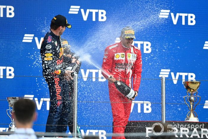 Podio: segundo lugar Max Verstappen, Red Bull Racing, tercer lugar Carlos Sainz Jr., Ferrari