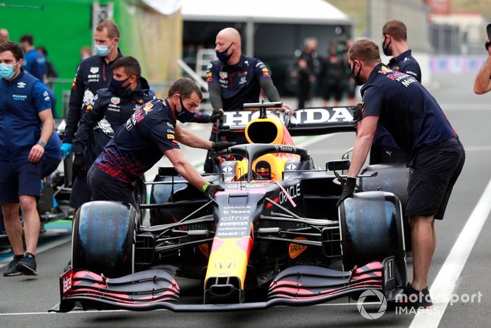 Coche de Max Verstappen, RB16B de Red Bull Racing en el pit lane