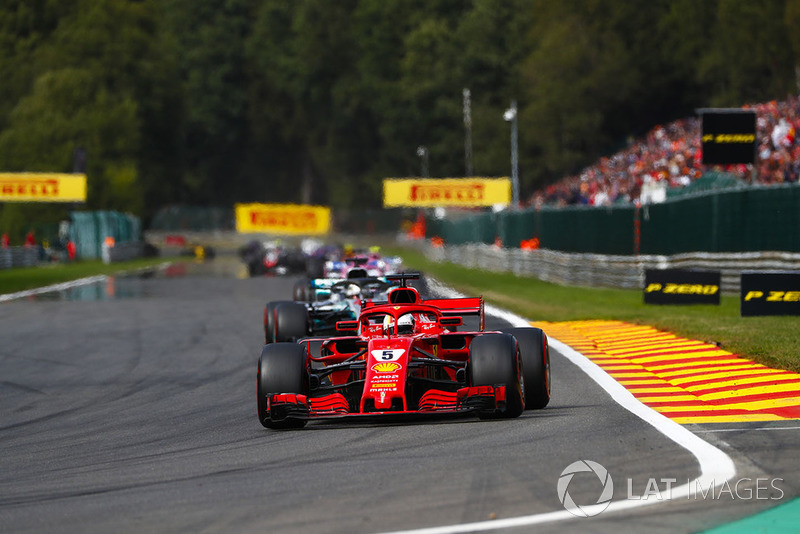 Sebastian Vettel, Ferrari SF71H, di depan Lewis Hamilton, Mercedes AMG F1 W09