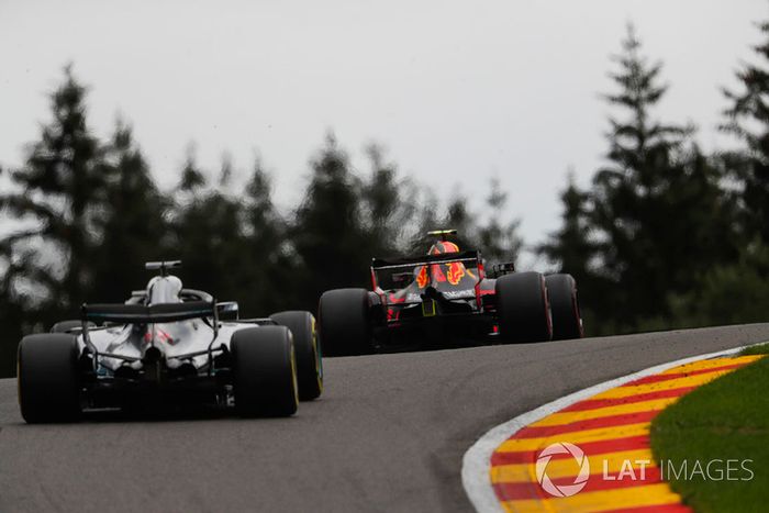 Max Verstappen, Red Bull Racing RB14, y Lewis Hamilton, Mercedes AMG F1 W09