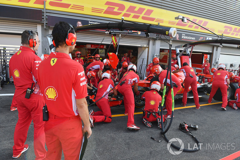 Ferrari, pit stop di prova