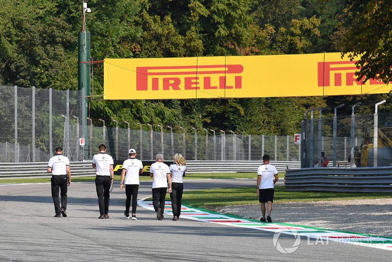 Charles Leclerc, Sauber parcourt la piste à pied
