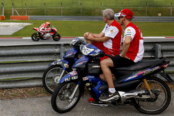 Casey Stoner, Ducati Team volgt de test