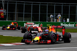 Max Verstappen, Red Bull Racing RB12, précède Sebastian Vettel, Ferrari SF16-H, et Daniel Ricciardo, Red Bull Racing RB12