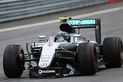 Nico Rosberg, Mercedes AMG F1 au ralenti avec un aileron avant cassé