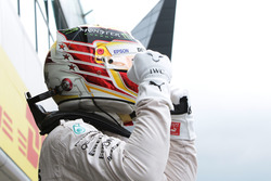 Lewis Hamilton, Mercedes AMG F1 viert zijn pole in in parc ferme