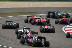Sebastian Vettel, Ferrari SF16-H en Kimi Raikkonen, Ferrari SF16-H maken contact bij de start