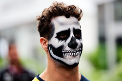 Daniel Ricciardo, Red Bull Racing llega al circuito pintado como catrín del Dia de Muertos