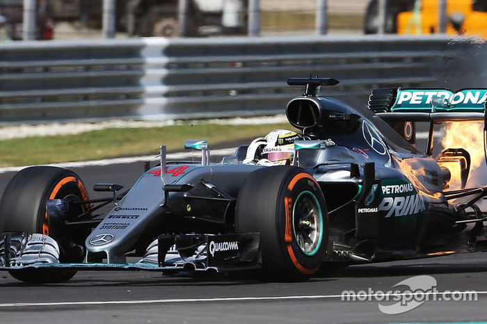 Lewis Hamilton, Mercedes AMG F1 W07 Hybrid retirado de la carrera por problemas con el motor