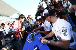 Fernando Alonso, McLaren y Stoffel Vandoorne, McLaren piloto de prueba y de reserva firman autógrafo