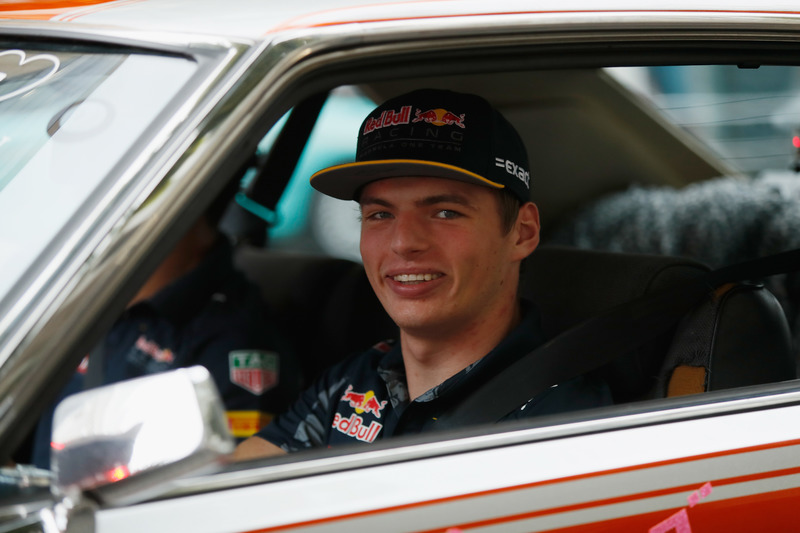 Daniel Ricciardo y Max Verstappen, Red Bull Racing conducen alrededor de Tokio en un coche de Bosozuko