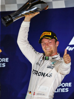 Переможець Ніко Росберг, Mercedes AMG F1, святкує на подіумі