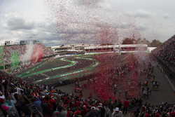 Podio: ganador de la carrera Lewis Hamilton, Mercedes AMG F1, segundo lugar de Nico Rosberg, Mercede
