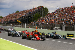 Старт гонки: лидируют Себастьян Феттель, Ferrari SF70H, и Льюис Хэмилтон, Mercedes AMG F1 W08