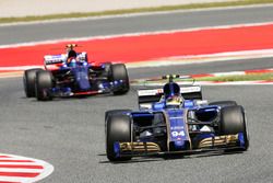 Pascal Wehrlein, Sauber C36-Ferrari, Carlos Sainz Jr., Scuderia Toro Rosso STR12