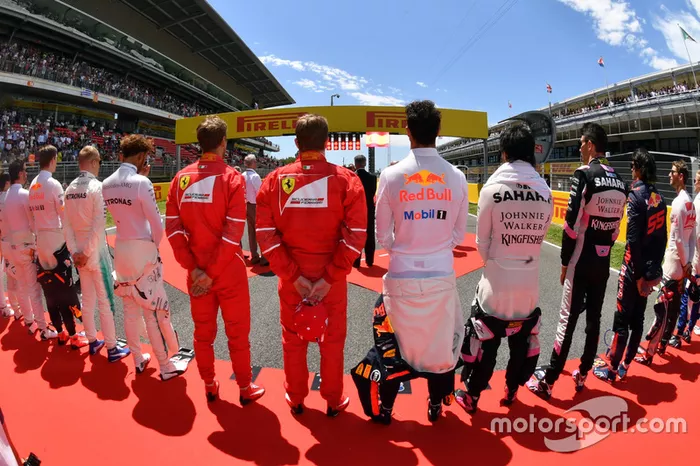 Pilotos durante el himno