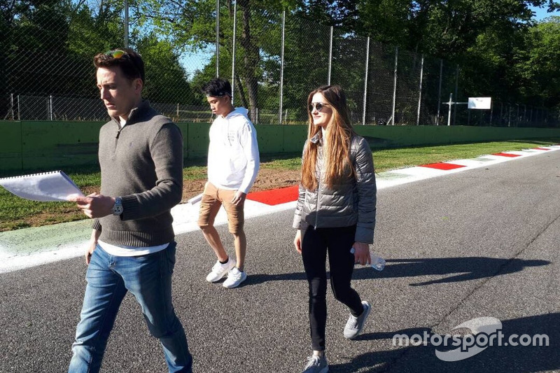 Presley Martono dan Julia Pankiewicz melakukan trackwalk di Monza