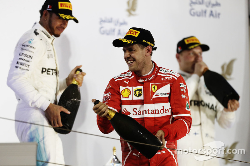 Debido a las tradiciones locales, los pilotos en el podio del Gran Premio de Bahrein no festejan con champán, sino con refresco