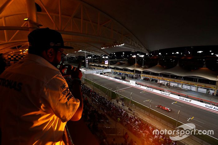 Un fan mira a Kimi Raikkonen, Ferrari SF70H, desde la tribuna