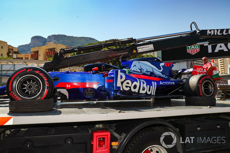 La voiture de Daniil Kvyat, Scuderia Toro Rosso STR12, est bâchée après son abandon