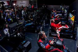 Formule E-rijders op de simulators