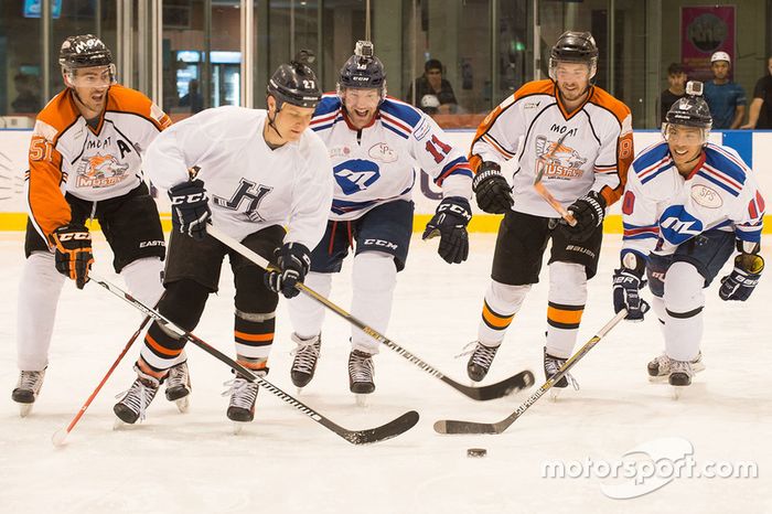 Valtteri Bottas, Mercedes AMG F1, juega a hockey sobre hielo